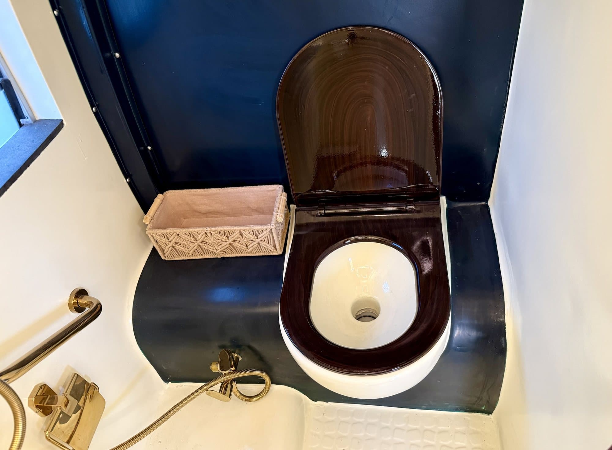 Aurum toilet